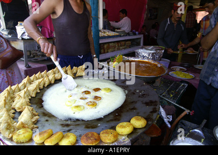 Mann Pfanne Kuchen bei Dussehra fair mit enormen Vielfalt an reiche indische Küche Mahlzeiten, Kullu, Indien Stockfoto