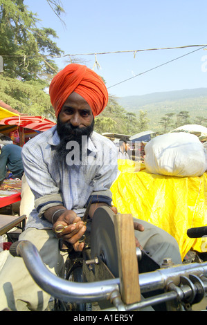 Sikh Mann Schärfen Scheren mit Pedal powered Schärfmaschine für altes Fahrrad in Indien gemacht Stockfoto