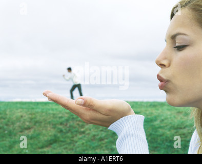 Mann stand auf zarte Frauenhand, optische Täuschung Stockfoto