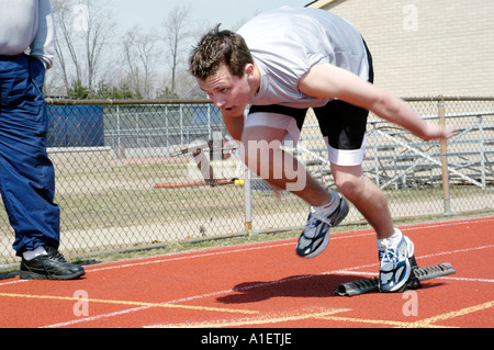Treffen Sie die Startlinie auf der 100-Meter-Lauf bei einem Leichtathletik Stockfoto