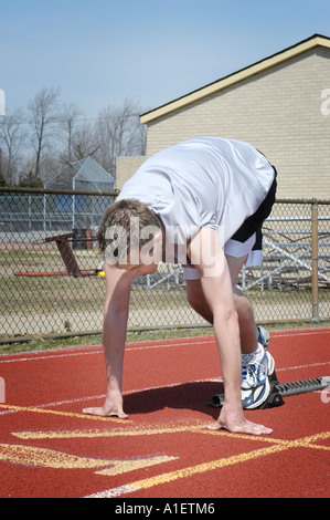 Treffen Sie die Startlinie auf der 100-Meter-Lauf bei einem Leichtathletik Stockfoto
