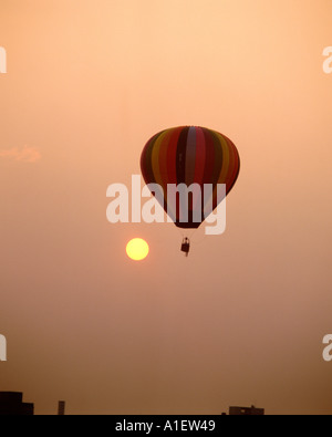 Bunter Heißluftballon mit Sonne im Hintergrund Stockfoto