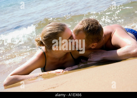 paar im Sand am Strand in Griechenland Stockfoto