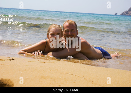 paar im Sand am Strand in Griechenland Stockfoto