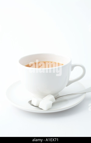 Eine Tasse Tee mit Würfelzucker Stockfoto