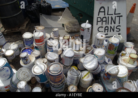 Alte Dosen Dosen je Haushalt Farbe bei einem Recyclingzentrum in Dorset, England. Stockfoto