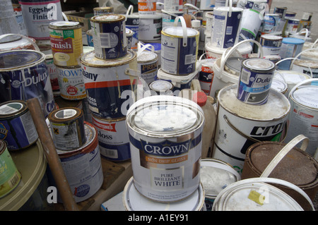 Alte Dosen Dosen je Haushalt Farbe bei einem Recyclingzentrum in Dorset, England. Stockfoto