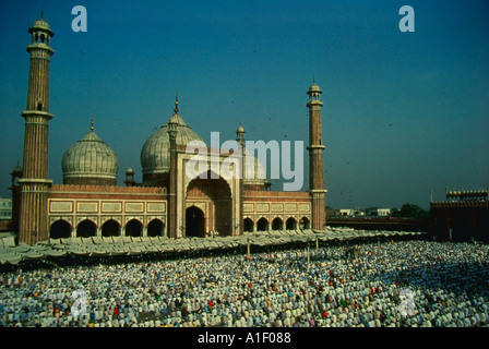 Masse Gebete am Tag ID von Muslimen in Jama Masjid Delhi Indien Stockfoto