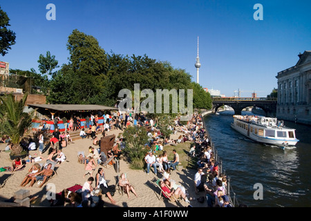 Berlin-Strandbar am Spreeufer in der Nähe von Museum Insel Alex Strandbar Mitte Stockfoto