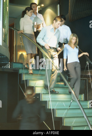 Geschäftsleute, die Treppe hinunter zusammen spazieren Stockfoto