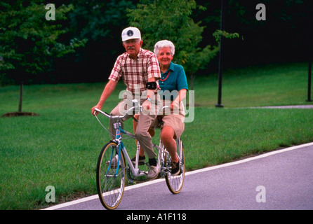 Aktive Senioren Ehepaar genießen Sie eine Tandem-Fahrrad-Fahrt in Maryland Modell veröffentlicht Stockfoto