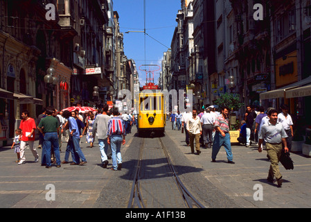 Straßenbahn und Fußgänger entlang Unabhängigkeit Avenue Istiklal Caddesi in Istanbul Türkei Stockfoto