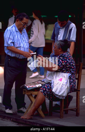 Mann von Frau auf der Straße in Peatonal Mall in Tegucigalpa, Honduras Lotterielos kaufen Stockfoto