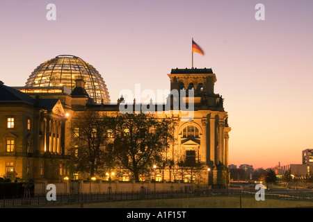 Berliner Reichstag Kuppel von Norman Forster twilight Stockfoto