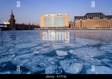 Berlin-Kreuzberg-Friedrichshain-Oberbaum Brücke gefrostet Fluss Spree Eisschollen im kalten winter Stockfoto