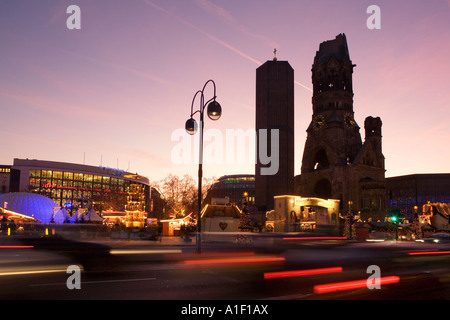 Berliner Weihnachtsmarkt Kaiser-Wilhelm-Gedächtnis Kirche Markt Weihnachtsbeleuchtung in der Abenddämmerung Stockfoto