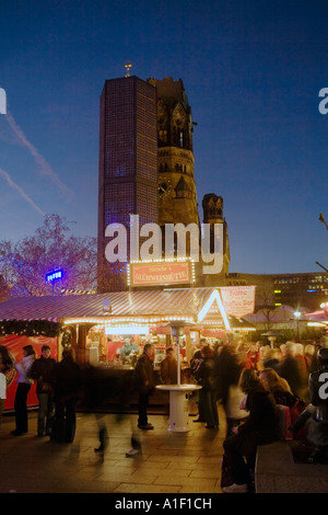 Berliner Weihnachtsmarkt Kaiser-Wilhelm-Gedächtnis Kirche Markt Weihnachtsbeleuchtung in der Abenddämmerung Stockfoto