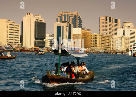 Dubai Creek Promenade Skyline Deira Buisiness Bezirk Fähren am Dubai Creek zwischen Deira und Bur Dubai Stockfoto