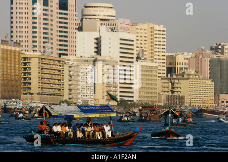 Dubai Creek Promenade Skyline Deira Buisiness Bezirk Fähren am Dubai Creek zwischen Deira und Bur Dubai Stockfoto