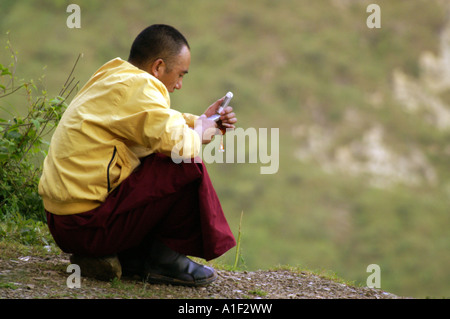 Jungen tibetischen Mönch mit Handy Stockfoto