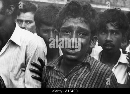 Am Ende des Bangladesch-Krieges Angst Biharis um ihr Leben wie sie von den siegreichen Mukti Bahini aufgerundet werden Stockfoto