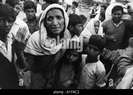 Am Ende des Bangladesch-Krieges Angst Biharis um ihr Leben wie sie von den siegreichen Mukti Bahini aufgerundet werden Stockfoto