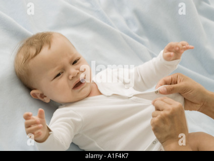 Baby als gekleidet, Weinen Stockfoto