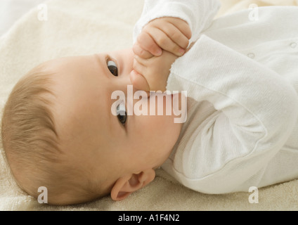 Baby saugen Daumen, portrait Stockfoto