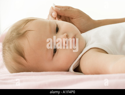 Baby mit Ohr gereinigt Stockfoto