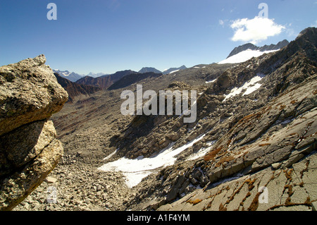 Blick auf Chamba Tal und Pir Panjal Range des indischen Himalaya von Indrahar pass 4375m Stockfoto