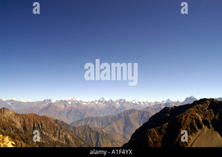 Blick auf Chamba Tal und Pir Panjal Range des indischen Himalaya von Indrahar pass 4375m Stockfoto