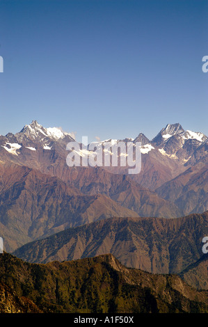 Blick auf Chamba Tal und Pir Panjal Range des indischen Himalaya von Indrahar pass 4375m Stockfoto