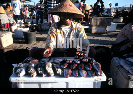 Eine junge Frau, Verkauf von Fischen in einem Dorfmarkt Kuta Bali Indonesien Stockfoto