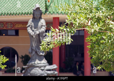 Statue vor buddhistischen Tempel Stockfoto