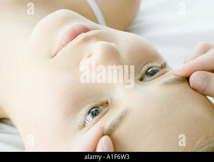 Frau mit Gesichtsmassage Stockfoto