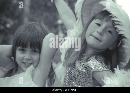 zwei kleine Mädchen verkleiden und Angeberei Stockfoto