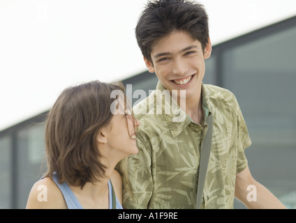 Junger Mann und junge Frau, lachen Stockfoto