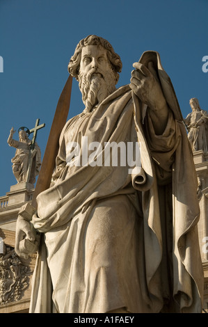 Statue des heiligen Paulus mit einem Schwert von Adamo Tadolini auf dem Petersplatz Piazza San Pietro im Vatikan, Rom Italien Stockfoto