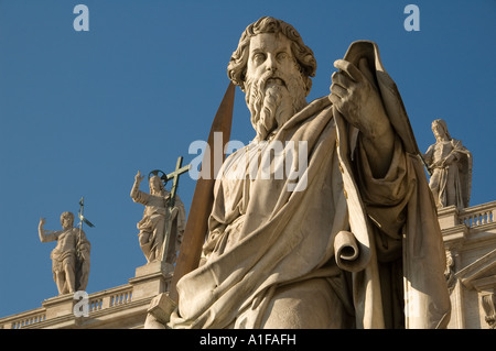 Statue des heiligen Paulus mit einem Schwert von Adamo Tadolini auf dem Petersplatz Piazza San Pietro im Vatikan, Rom Italien Stockfoto