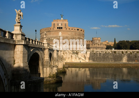 Ponte Sant Angelo Brücke über den Tiber mit Castel Sant Angelo Burg im Hintergrund, Rom Italien Stockfoto