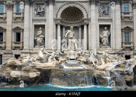 Der Barock Fontana di Trevi Brunnen, entworfen von italienischen Architekten Nicola Salvi ergänzt durch Pietro Bracci im Stadtteil Trevi in Rom, Italien Stockfoto