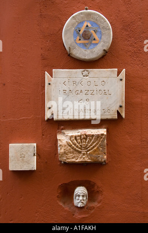 Fragmente jüdischer Reliquien, die an einer Wand in der Gasse der Via della Reginella im alten jüdischen Ghetto Rom-Italien angebracht waren Stockfoto