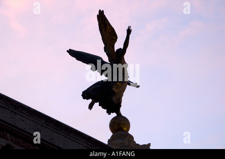 Silhouette eines geflügelten Engel Statue auf dem Dach des Palazzo Senatorenpalast Tabularium, die Kapitolischen Museen auf der Piazza del Campidoglio, Rom Italien Stockfoto