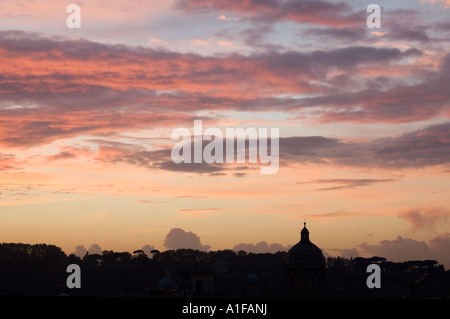 Skyline von Rom bei Sonnenuntergang Italien Stockfoto