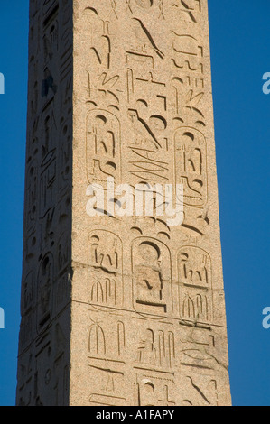 Geschnitzte Hieroglyphen-Schrift im Flaminio Obelisk aus Granit aus der 19. Dynastie Pharao Sety auf der Piazza del Popolo, Rom Italien Stockfoto