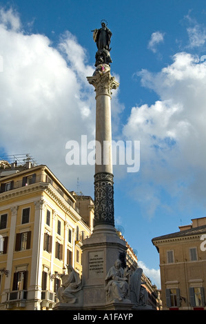 Die Jungfrau Maria als Unbefleckte Empfängnis auf der korinthischen Säule der Göttin Minerva. Auf der Piazza di Spagna in Rom Italien Stockfoto