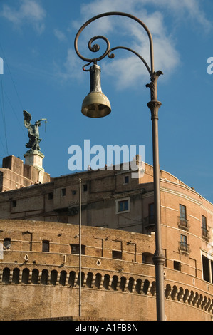 Blick auf den hoch aufragenden zylindrischen Aufbau Mausoleum des Hadrian, normalerweise bekannt als Castel Sant'Angelo im Parco Adriano, Rom, Italien. Stockfoto