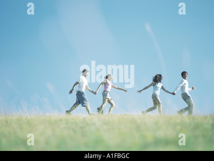 Zwei junge Paare hand in hand gehen, Mädchen, die nach einander die Hände greifen Stockfoto