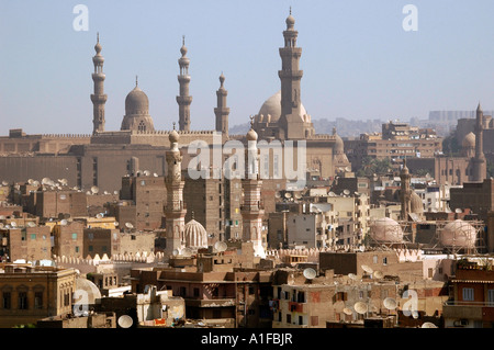 Sultan-Hasan-Moschee mit hoch aufragenden Minaretten und bauchige Kuppeln wie gesehen von der Zitadelle, Altstadt von Kairo Ägypten Stockfoto