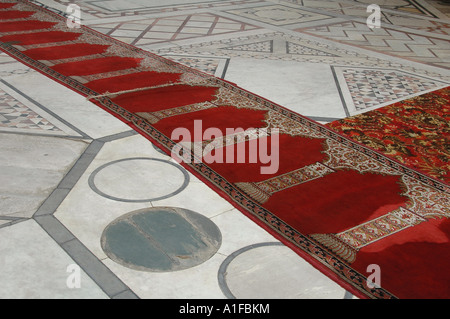 Lange rote Wolldecke auf dekorierten weißen Marmorboden der Madrassa von Sultan Hassan Moschee in Kairo Ägypten entfernt Stockfoto